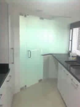 Puerta batiente en vidrio frost esquineros