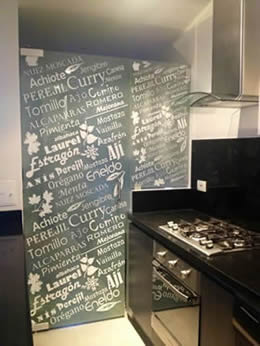 Puerta con sandblasting cocina vinilo