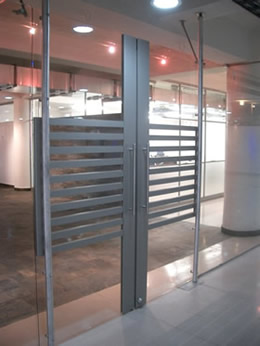 Puerta de vidsrio con tubo de giro