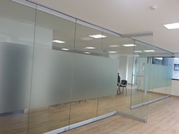 Puerta plegable cristal y zocalo pesado